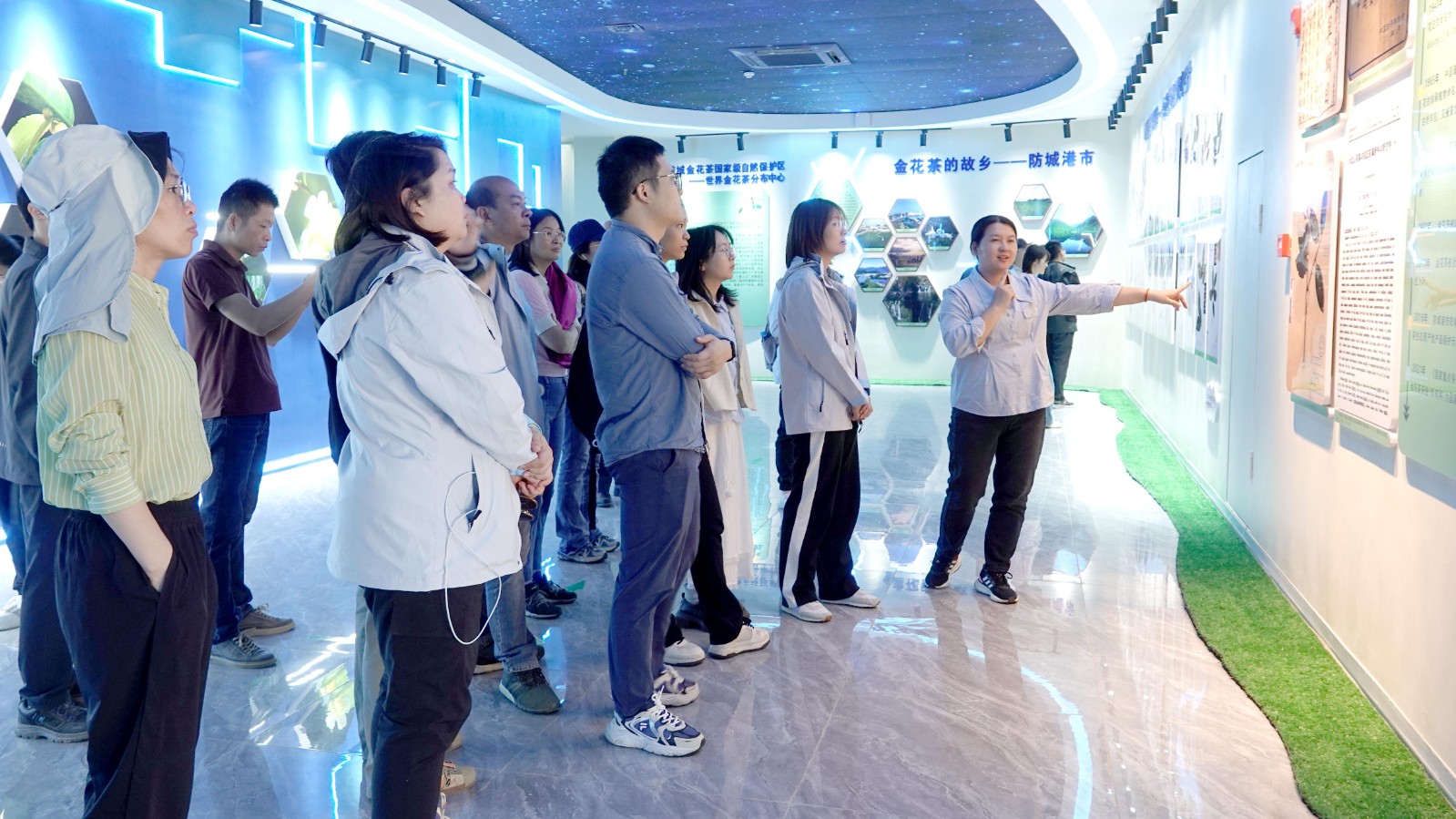 五、参观金花茶科普宣教馆 (2).JPG