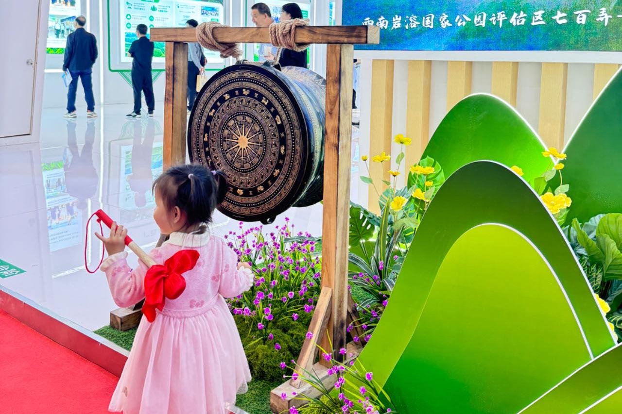 图2 市民与铜鼓互动.jpg