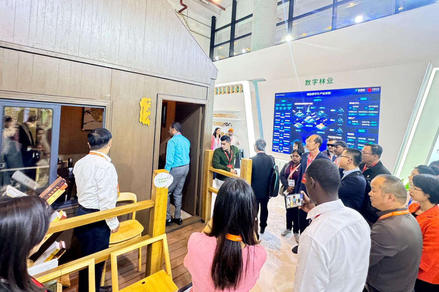 图6 “全竹屋”展品吸引中外游客和记者参观报道.jpg