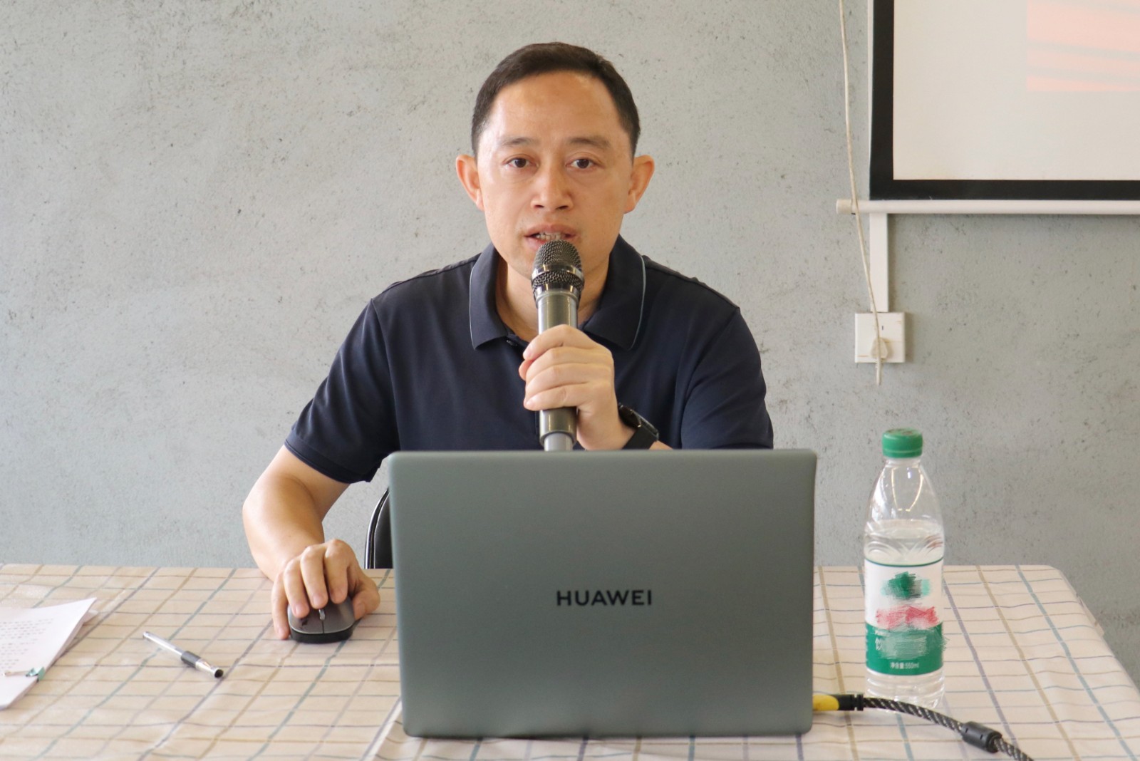 党委副书记 副院长张伟上主题团课.jpg